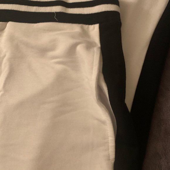 Super Cute Flare Pants 🖤🤍 - Picture 3 of 4